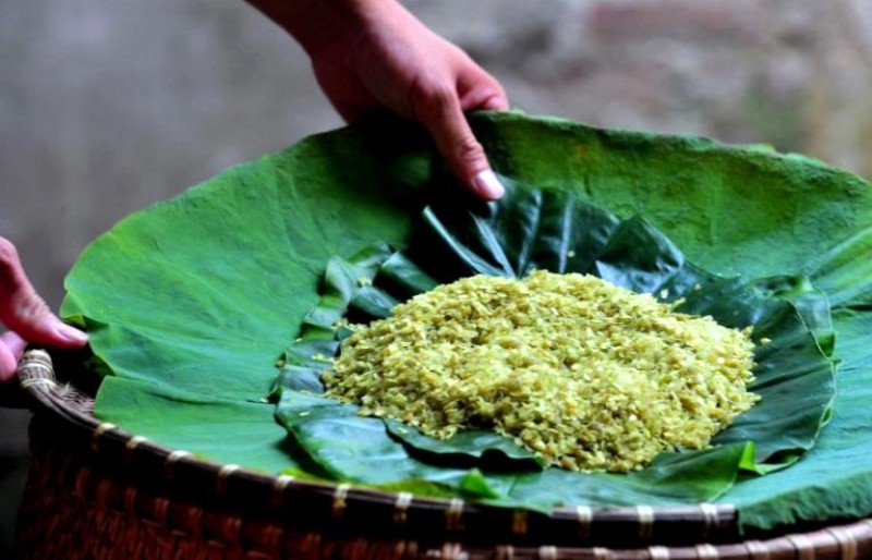 Cốm dẻo thơm, bọc lá chuối.
