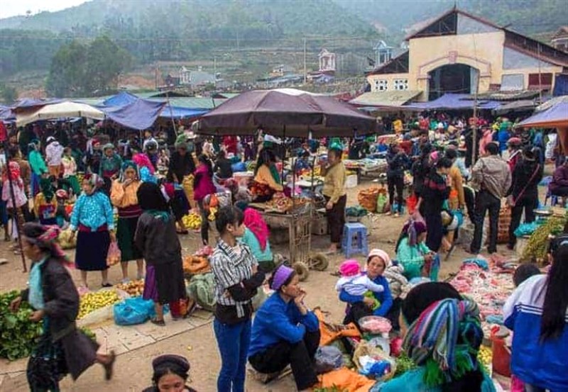 Hương thơm đặc sản Hà Giang quyến rũ, níu chân du khách tại gian hàng ẩm thực đầy ắp.