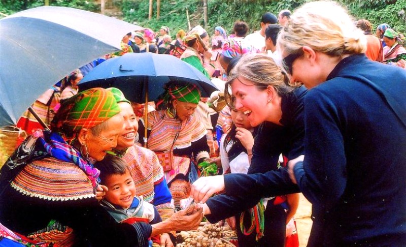 Khách du lịch say mê văn hóa bản địa vùng cao.