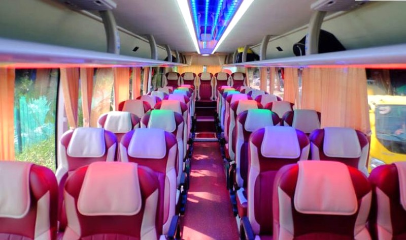 Xe khách Mạnh Tuấn trang bị rèm che nắng, tạo không gian riêng tư và mát mẻ cho hành khách.