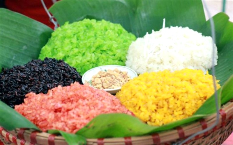 Xôi ngũ sắc dễ tìm tại chợ phiên Quyết Tiến.