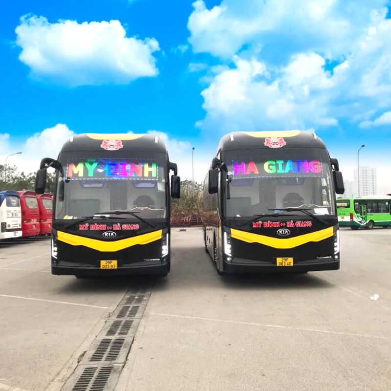 Du khách Hà Nội - Hà Giang thường chọn xe khách vì nhanh và an toàn.