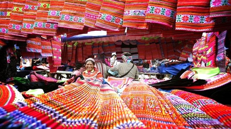 Gian hàng rực rỡ sắc màu thu hút du khách mua sắm quà lưu niệm.