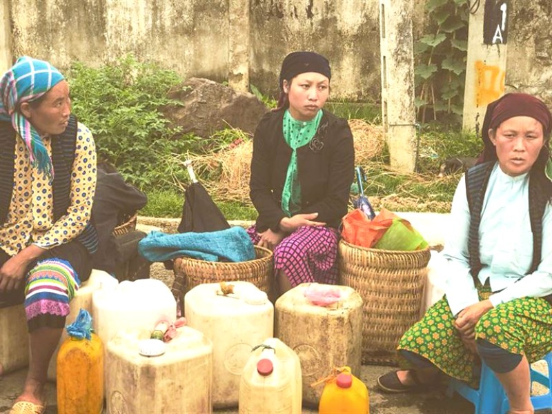 Góc chợ Quyết Tiến rực rỡ sắc rượu, hàng dài can 10, 20 lít xếp san sát.