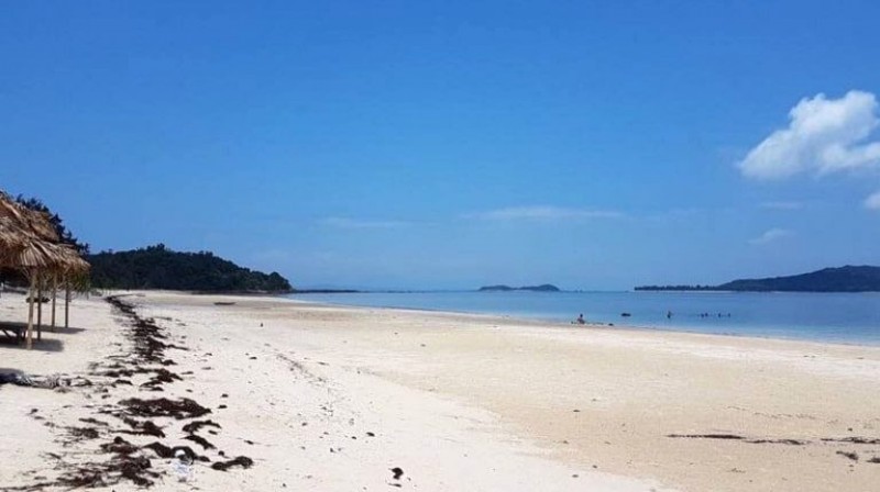 Bãi tắm Vụng Tiên hoang sơ, đẹp bởi chưa bị khai thác, nằm xa khu dân cư.