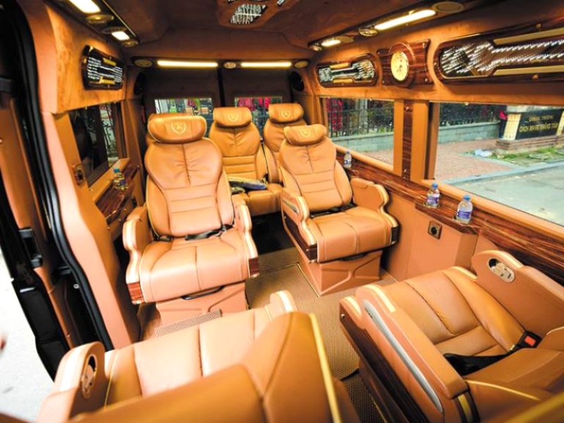 Nội thất Green Limousine sang trọng với chất liệu cao cấp, phục vụ đẳng cấp thương gia.