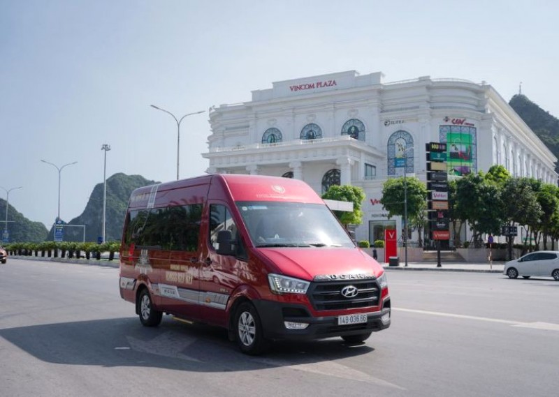 Xe limousine Phúc Xuyên dễ nhận biết với nội thất đỏ, điểm xuyết đề can vàng in tên thương hiệu.