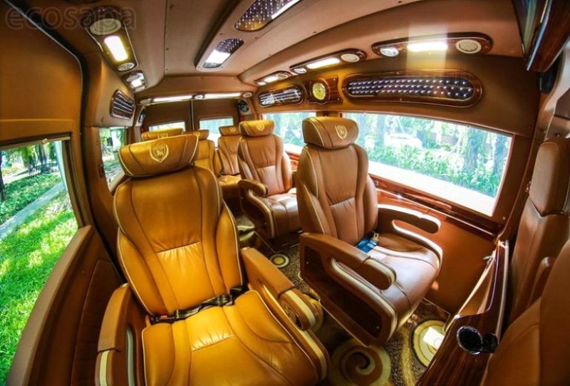 Ghế VIP bọc da bò cao cấp, rộng rãi, êm ái, mang đến trải nghiệm sang trọng trên xe limousine Quảng Ninh - Tam Đảo.