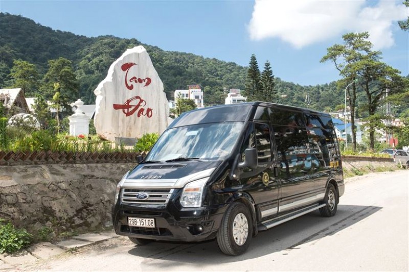 Nhà xe Tấn Thịnh vận chuyển hành khách tuyến Quảng Ninh - Tam Đảo (và ngược lại) bằng xe Ford Transit Dcar Limousine Business 10 chỗ.
