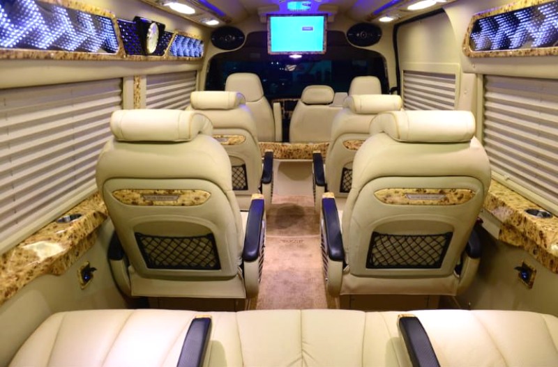 Xe limousine Quảng Ninh Tam Đảo sang trọng, tiện nghi với màn hình LCD 21 inch, kết nối mạng và giải trí đa dạng: phim, karaoke, game,...